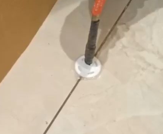 江门瓷砖空鼓维修公司专业解答瓷砖在铺贴过程中，如果没有涂抹均匀到位的粘结材料（如水泥砂浆或瓷砖胶），可能会导致以下问题